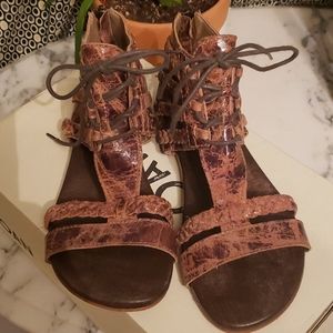 Roan by Bed stu sandels